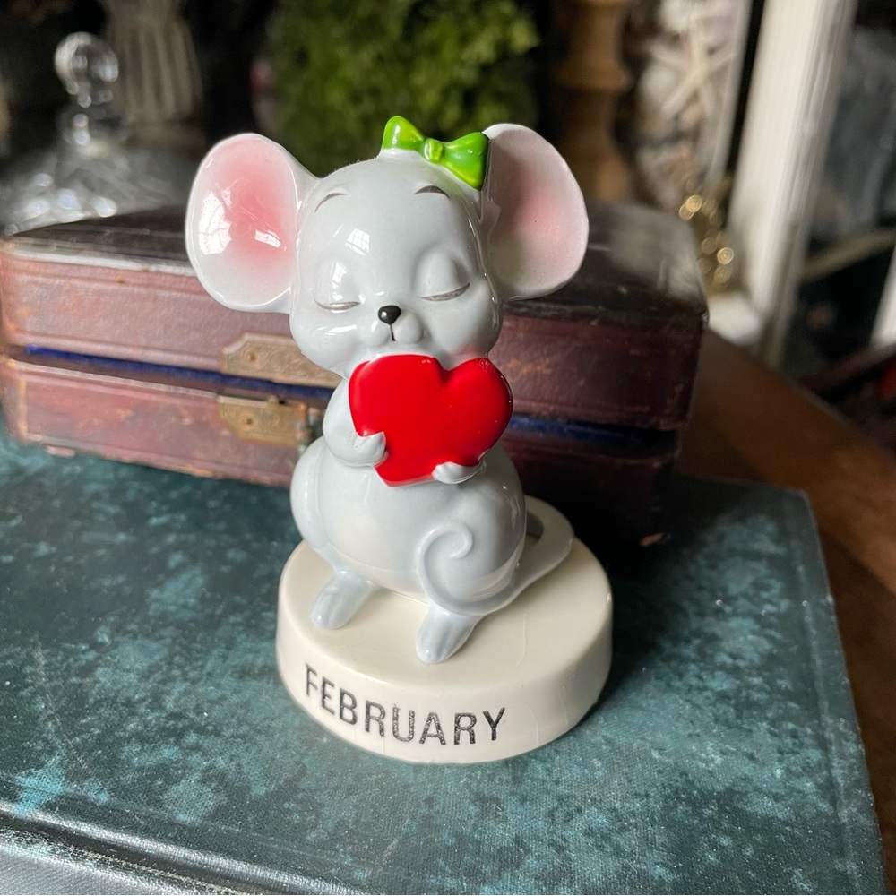 Vintage 1950 Norcrest February ceramic  Mouse Figurine heart Decor Gray Holiday